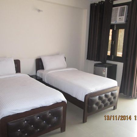 Charanpahari Hotel Nuova Delhi Esterno foto