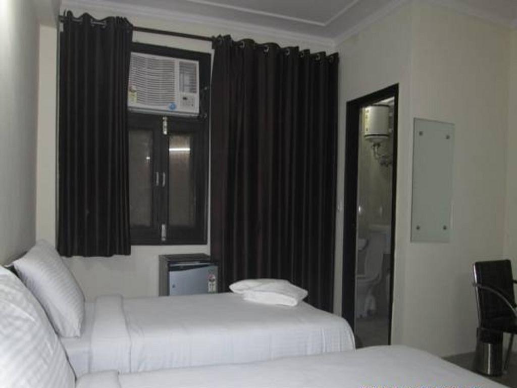 Charanpahari Hotel Nuova Delhi Esterno foto