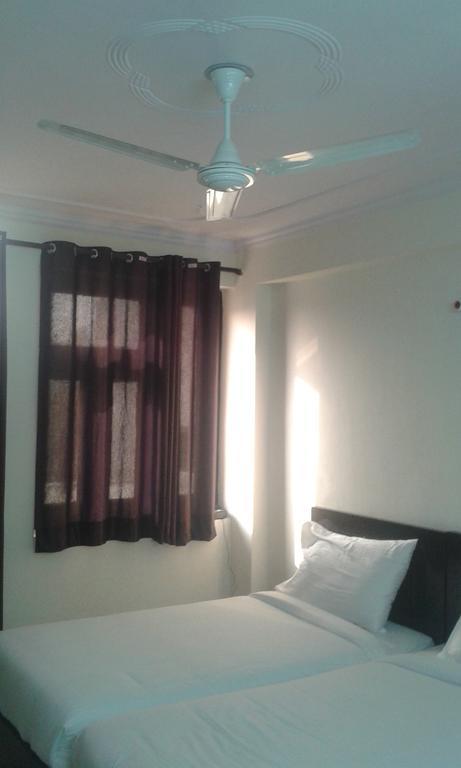 Charanpahari Hotel Nuova Delhi Esterno foto