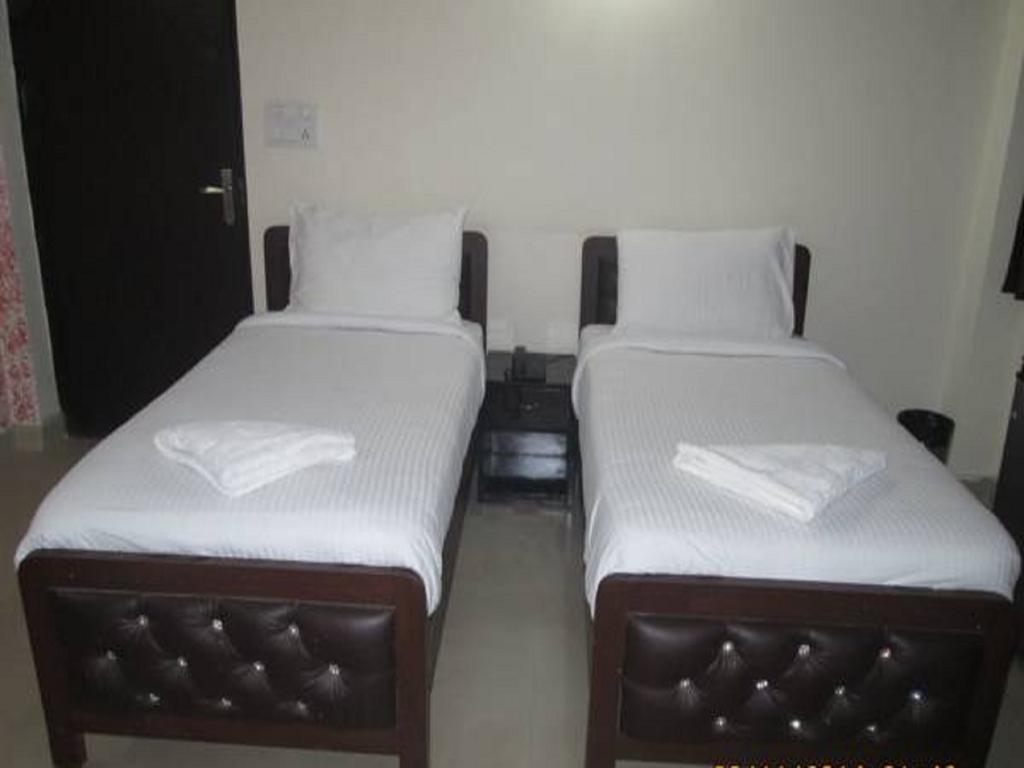 Charanpahari Hotel Nuova Delhi Esterno foto