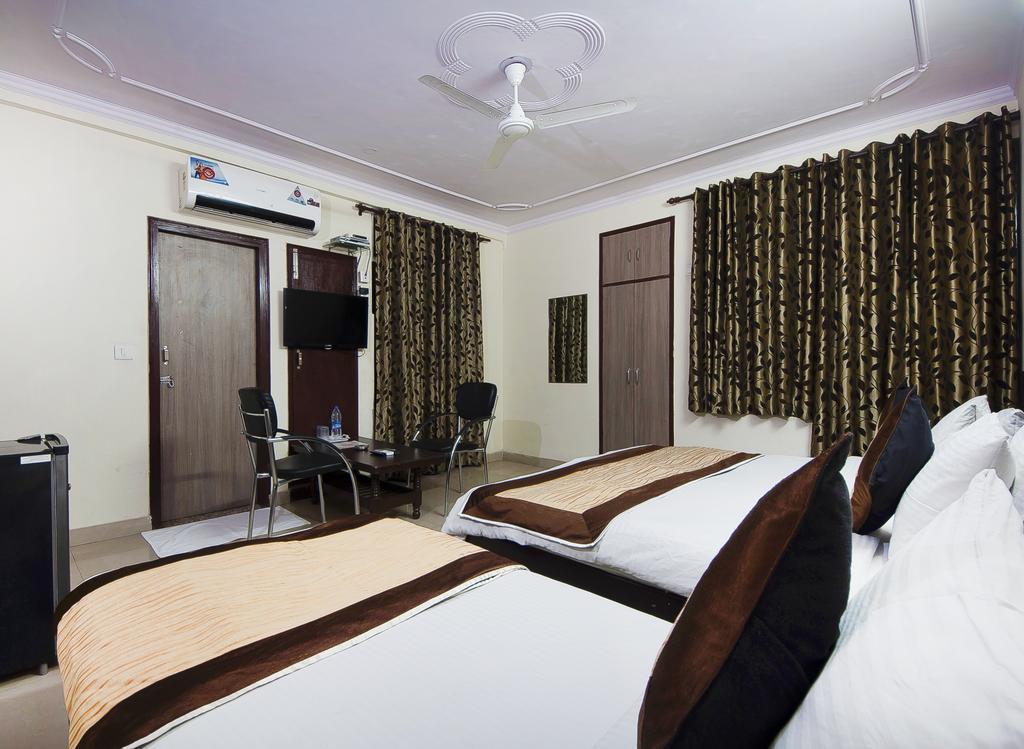 Charanpahari Hotel Nuova Delhi Esterno foto