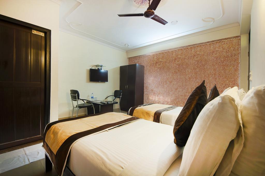 Charanpahari Hotel Nuova Delhi Esterno foto