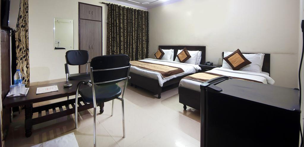 Charanpahari Hotel Nuova Delhi Esterno foto