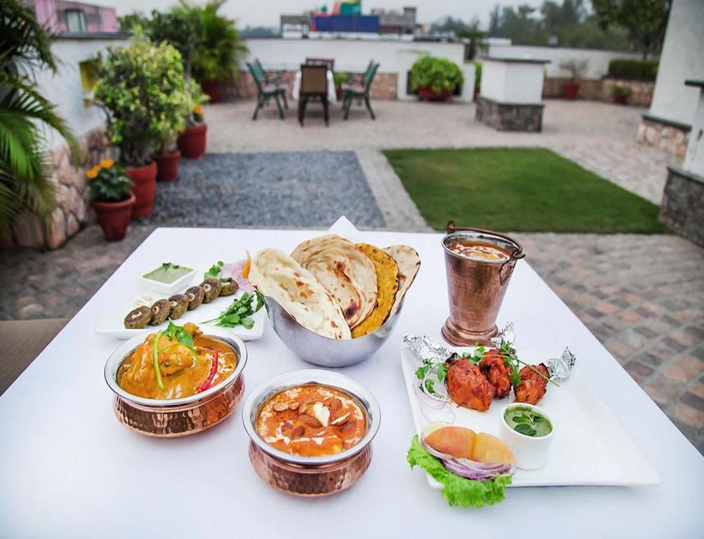 Charanpahari Hotel Nuova Delhi Esterno foto