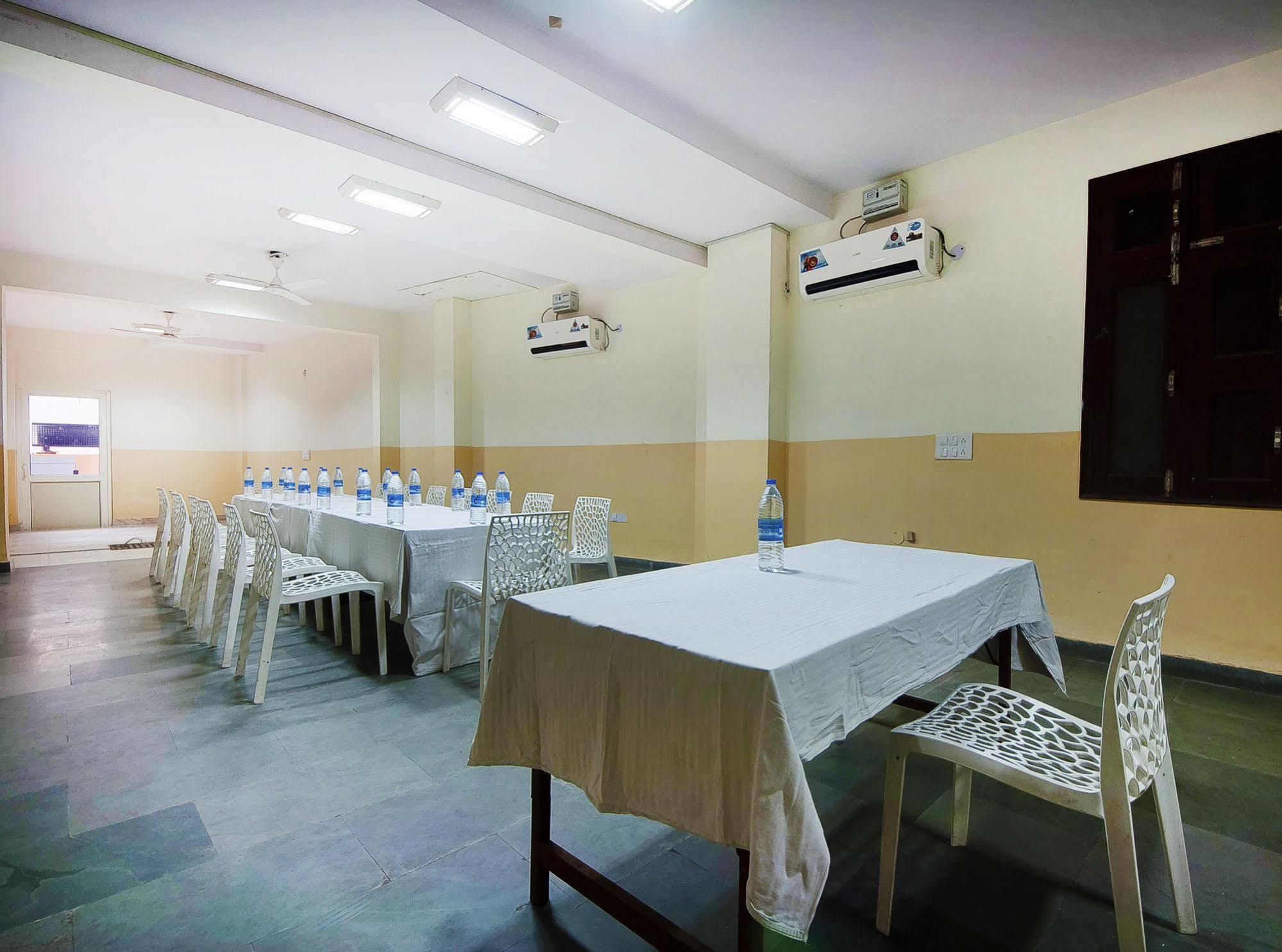 Charanpahari Hotel Nuova Delhi Esterno foto