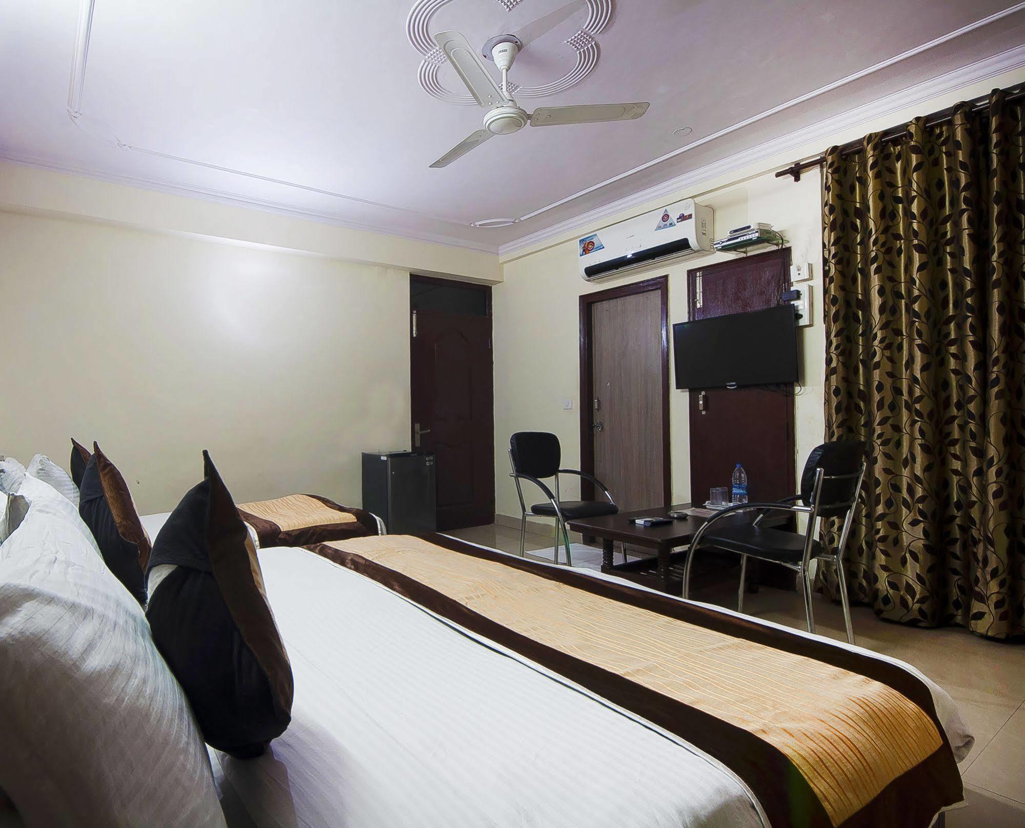 Charanpahari Hotel Nuova Delhi Esterno foto
