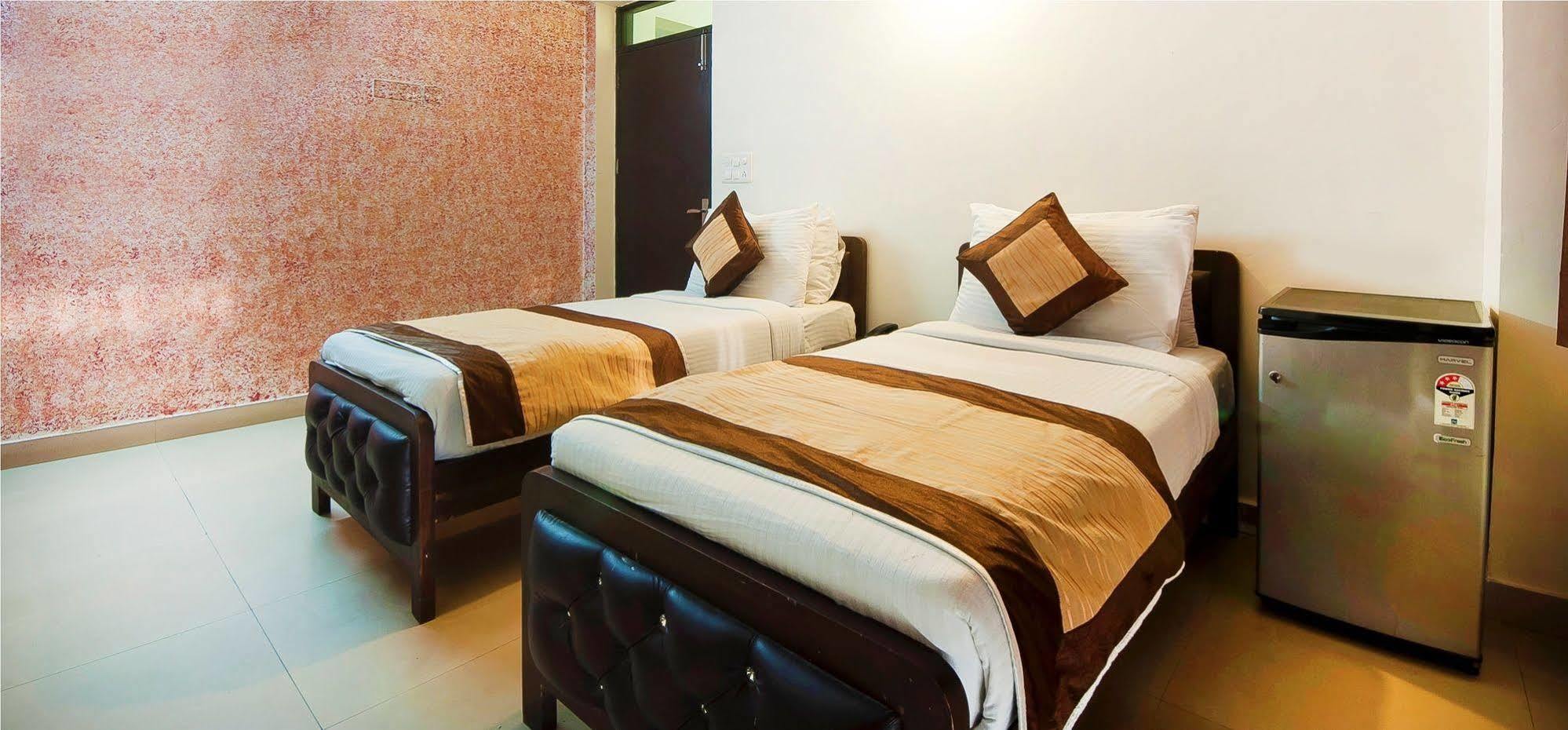 Charanpahari Hotel Nuova Delhi Esterno foto