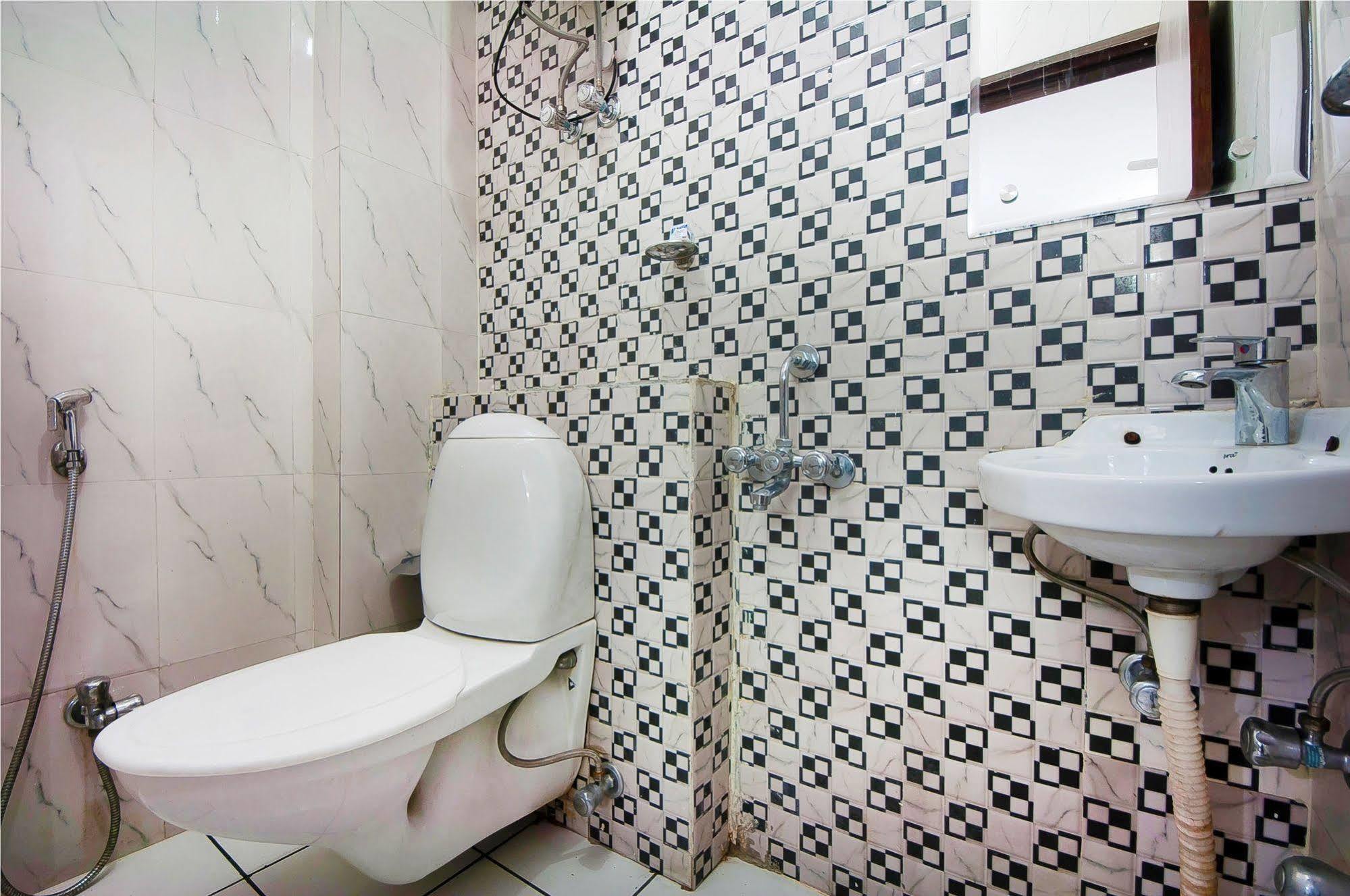 Charanpahari Hotel Nuova Delhi Esterno foto