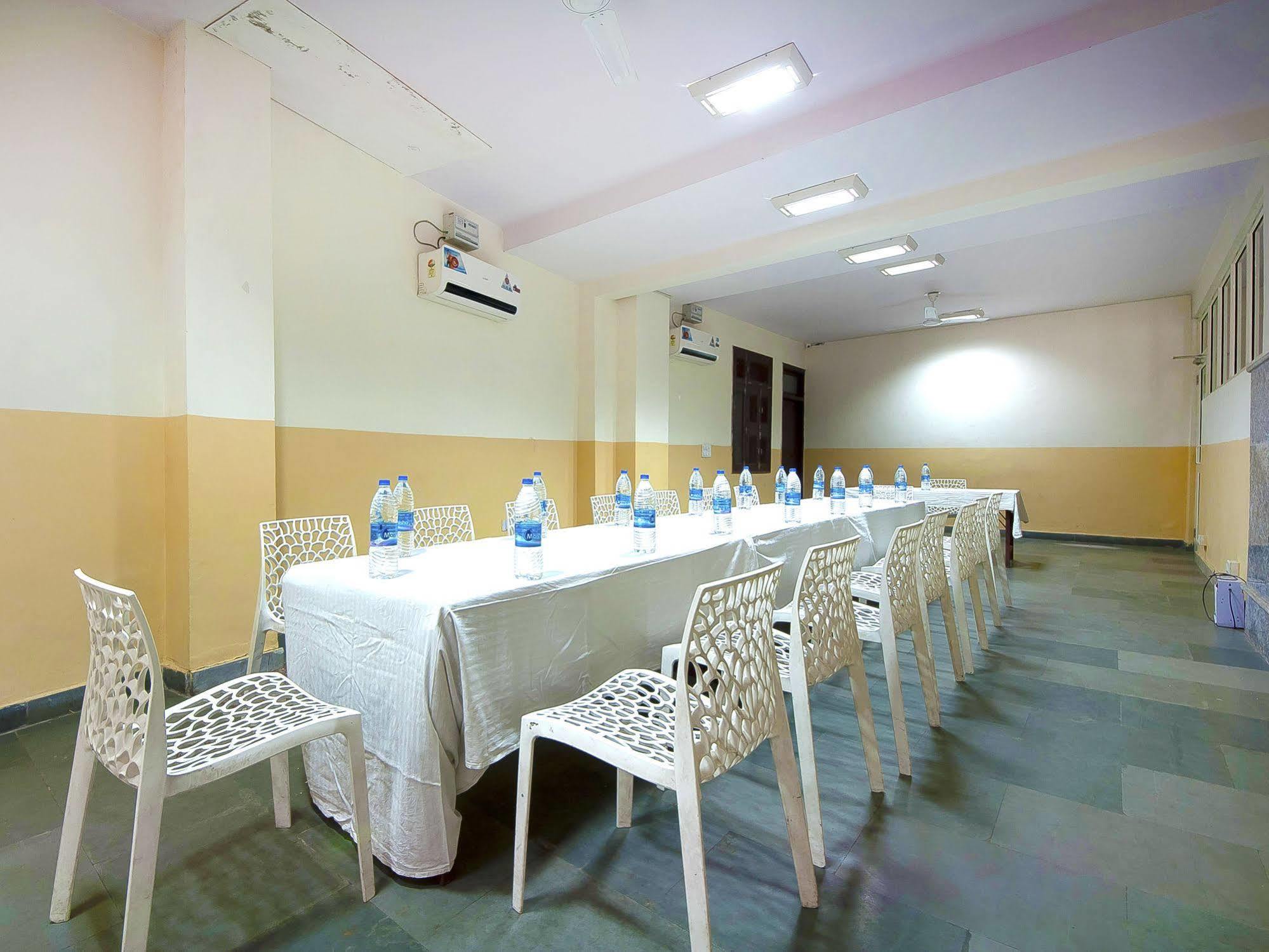 Charanpahari Hotel Nuova Delhi Esterno foto