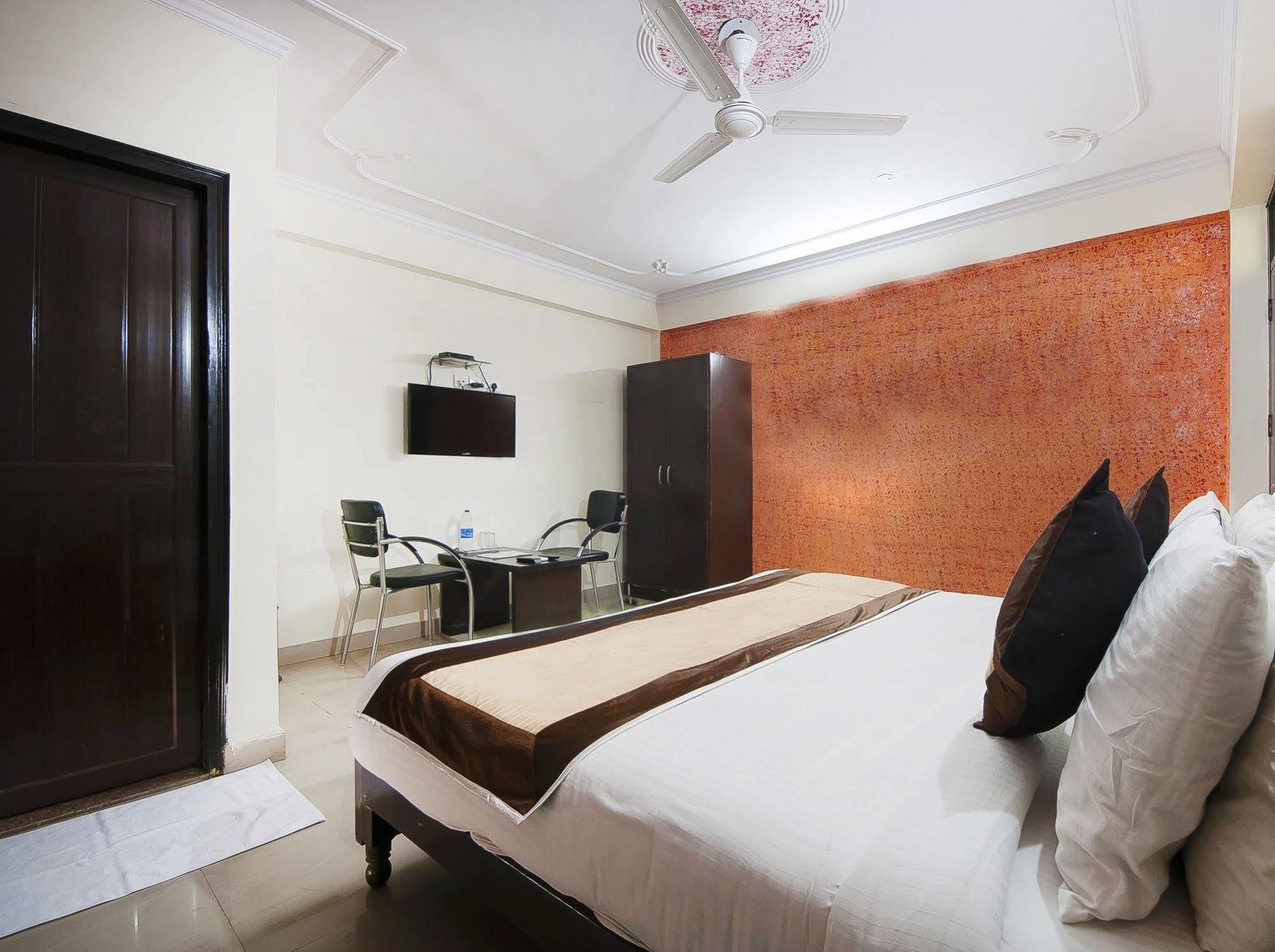 Charanpahari Hotel Nuova Delhi Esterno foto