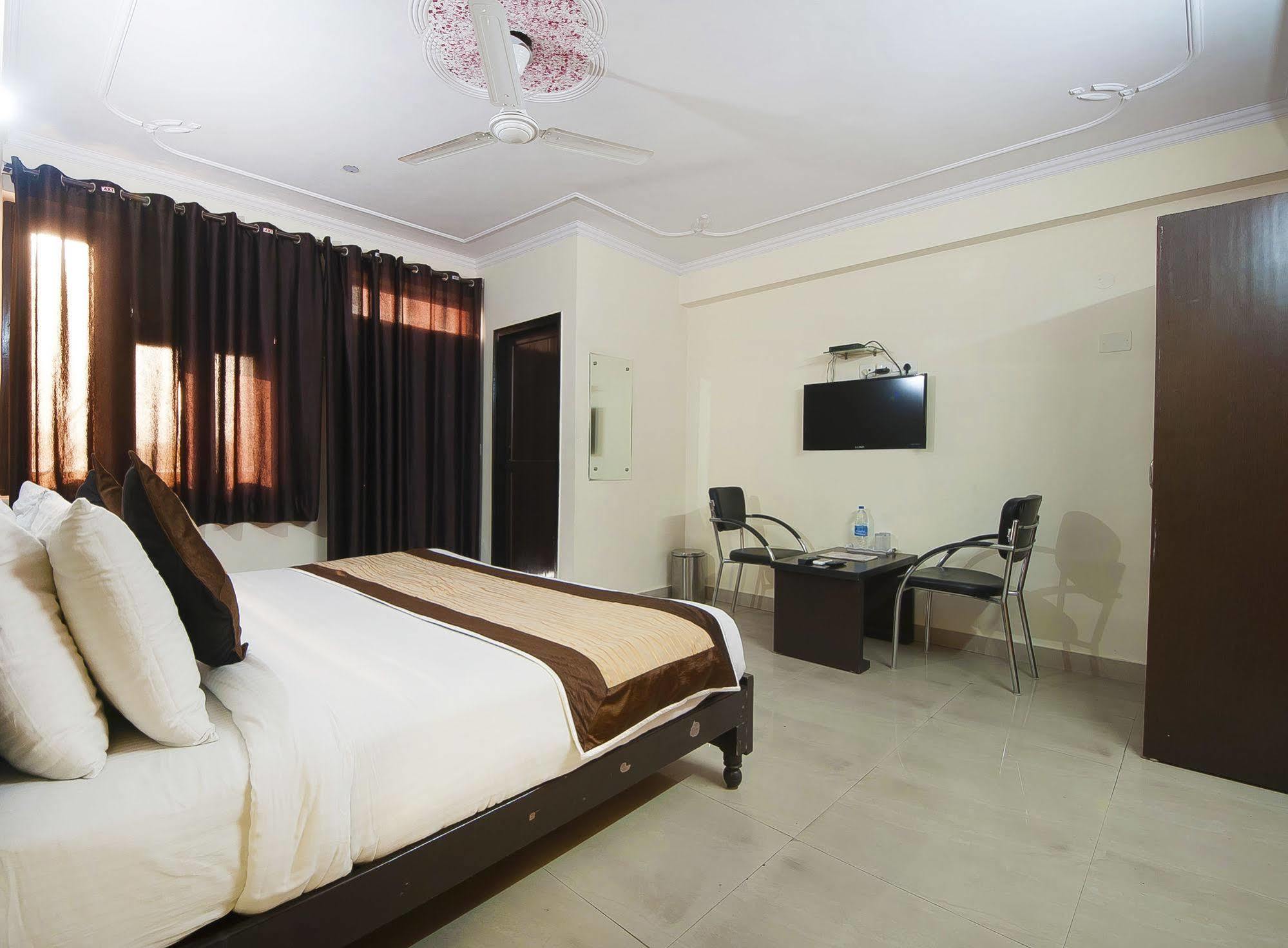 Charanpahari Hotel Nuova Delhi Esterno foto
