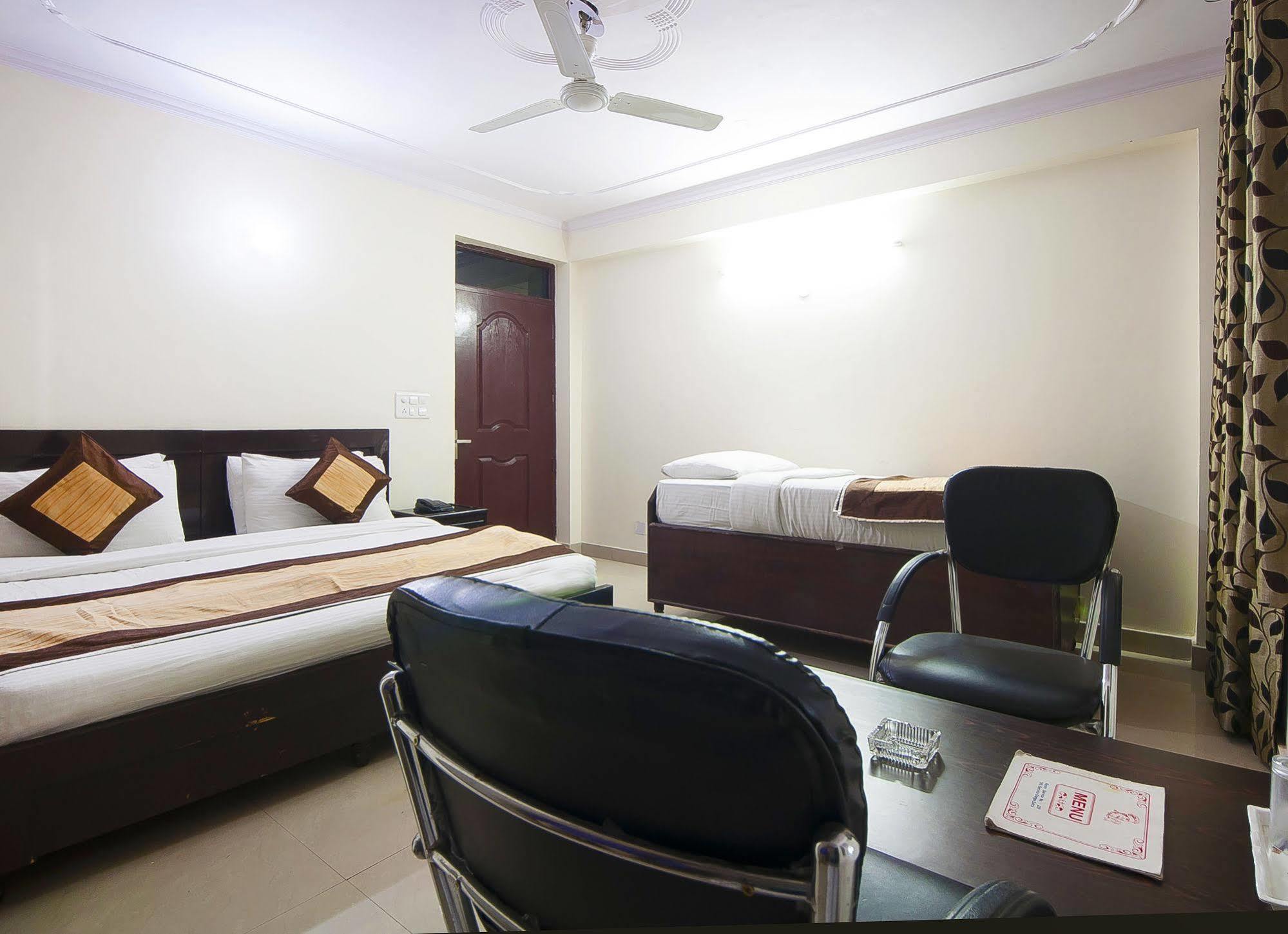 Charanpahari Hotel Nuova Delhi Esterno foto