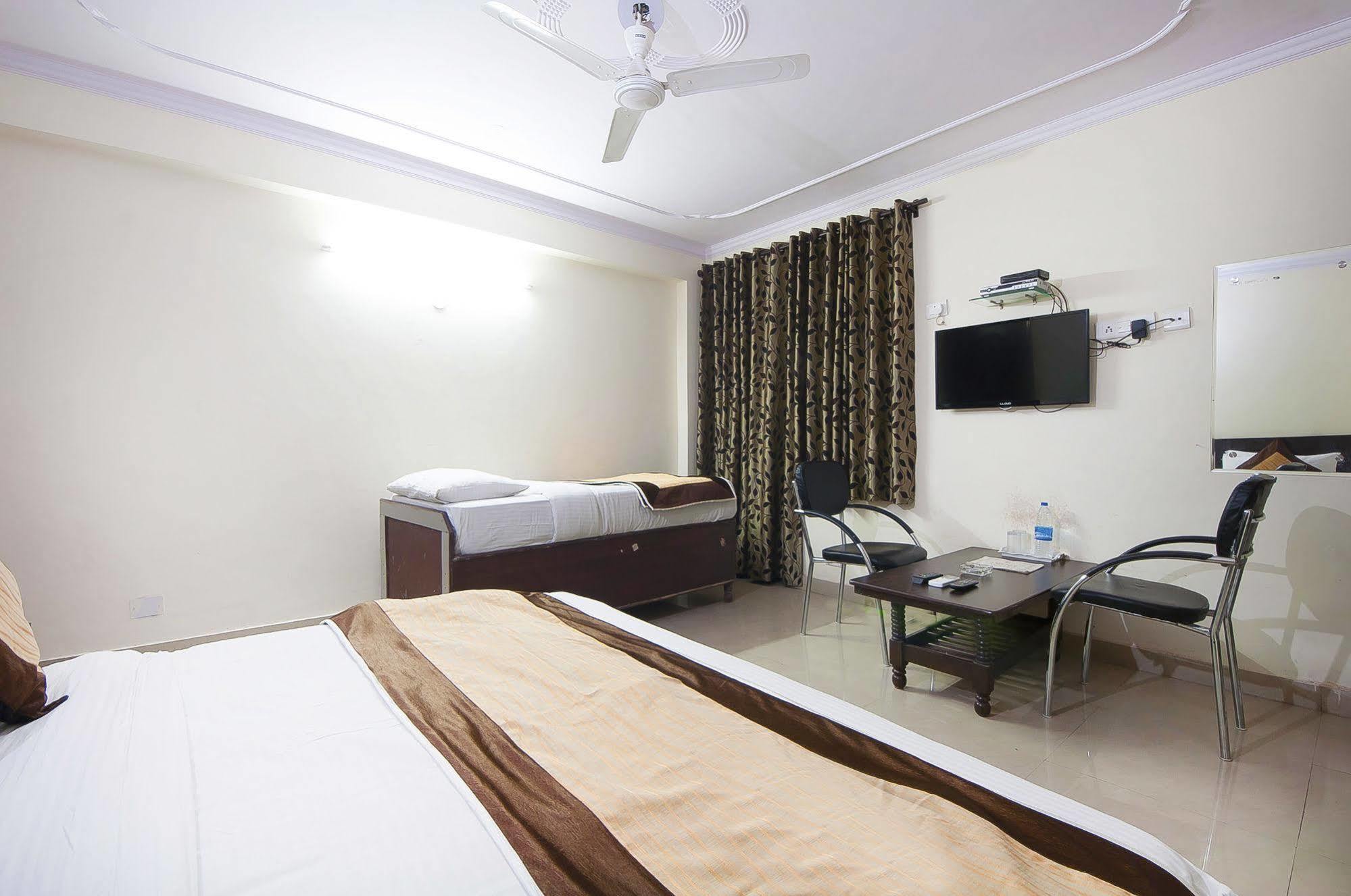 Charanpahari Hotel Nuova Delhi Esterno foto