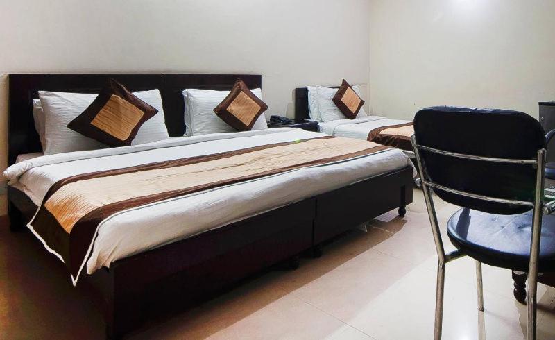 Charanpahari Hotel Nuova Delhi Esterno foto