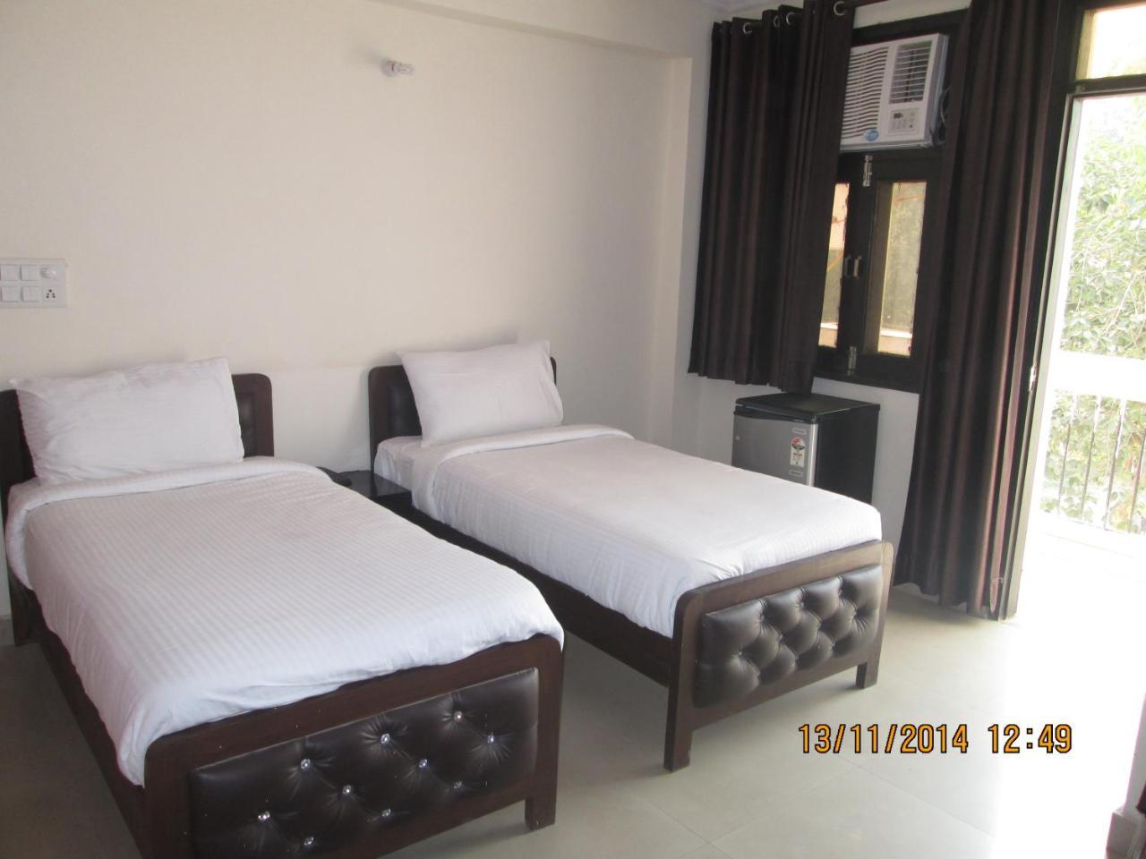 Charanpahari Hotel Nuova Delhi Esterno foto