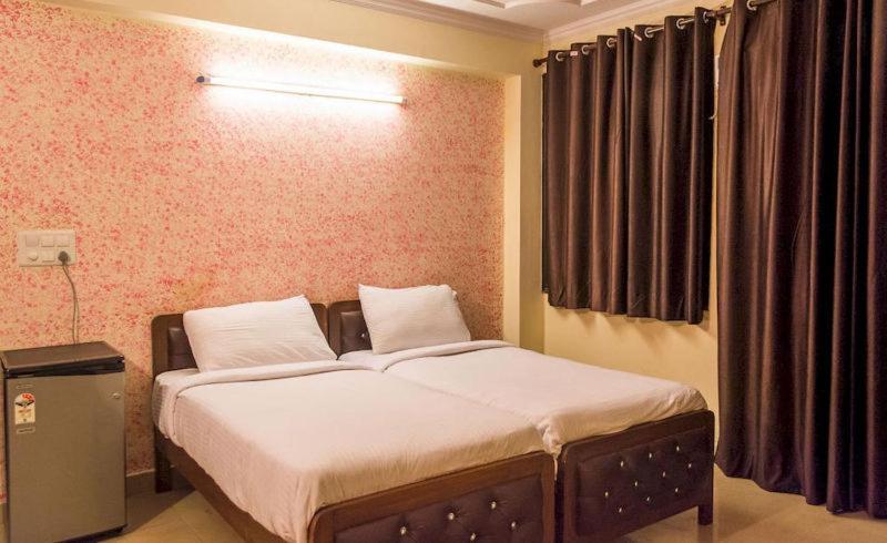 Charanpahari Hotel Nuova Delhi Esterno foto