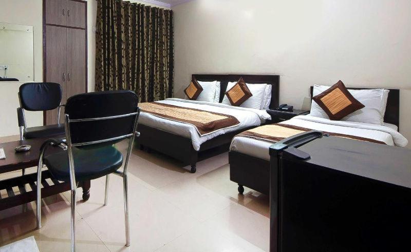 Charanpahari Hotel Nuova Delhi Esterno foto