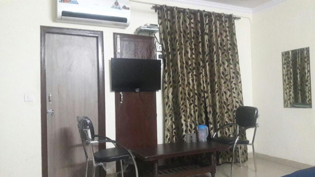 Charanpahari Hotel Nuova Delhi Esterno foto